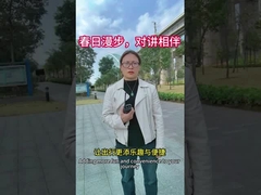 Berjalan-jalan di musim semi, didampingi oleh walkie-talkie