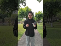 Demonstrasi di luar ruangan dari M-798 walkie-talkie