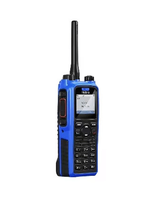 Waterproof Two Way Radio PD795EX standar FM dan standar IEC dengan perlindungan IP67 dari debu dan air.
